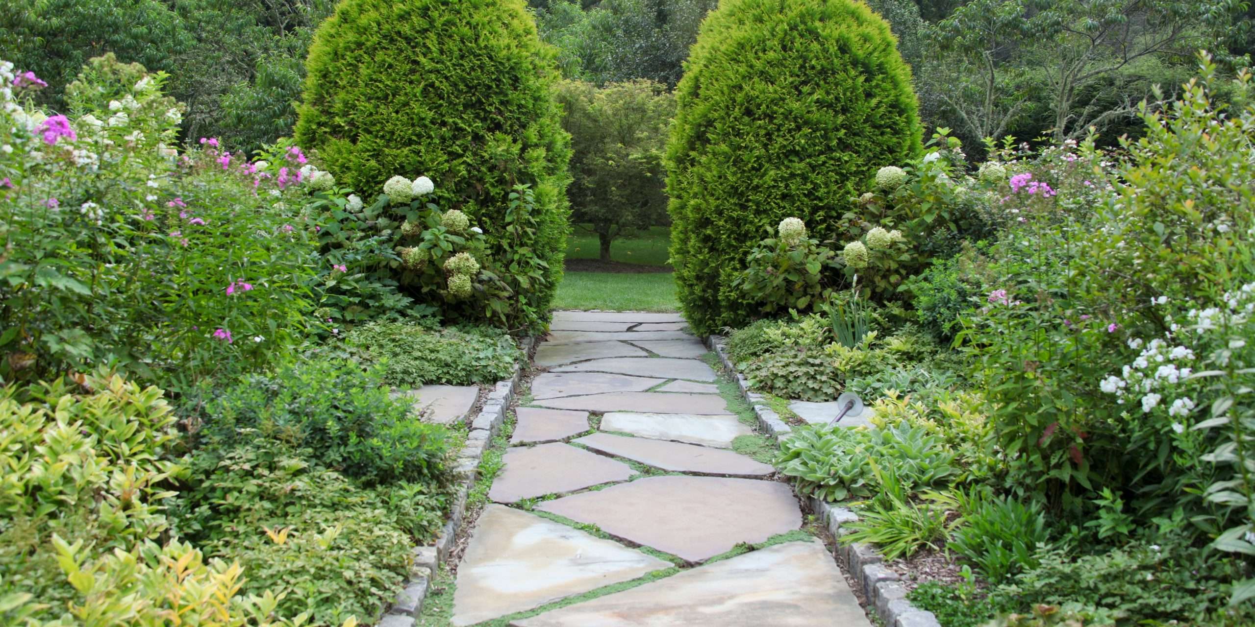 Flagstone Walkway Ideas for Your Home’s Charm