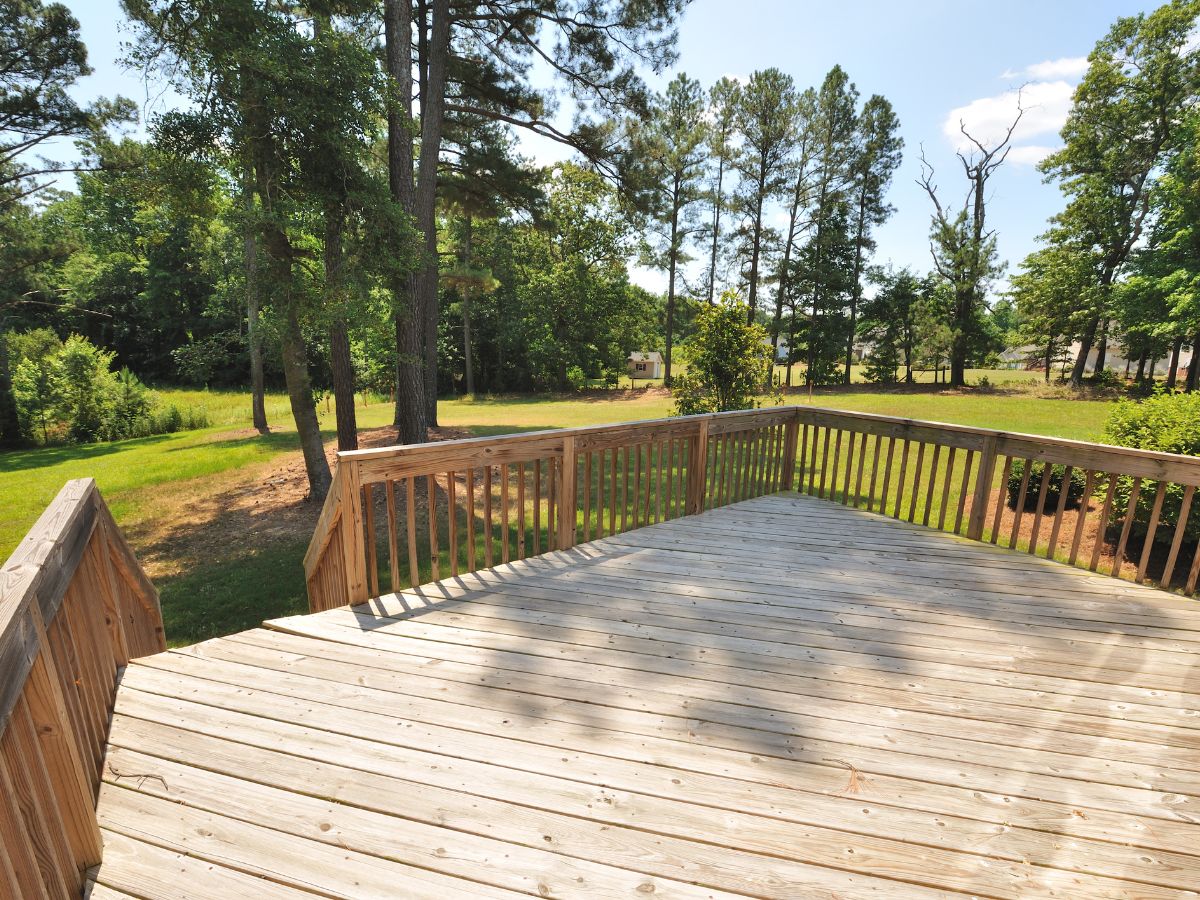 5 Benefits of Installing a Deck on Your Property