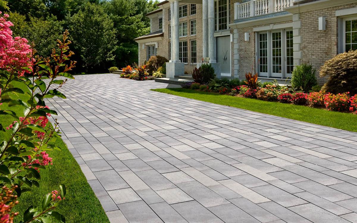 Examining the Benefits of Having Your Driveway Paved by a General or Concrete Contractor