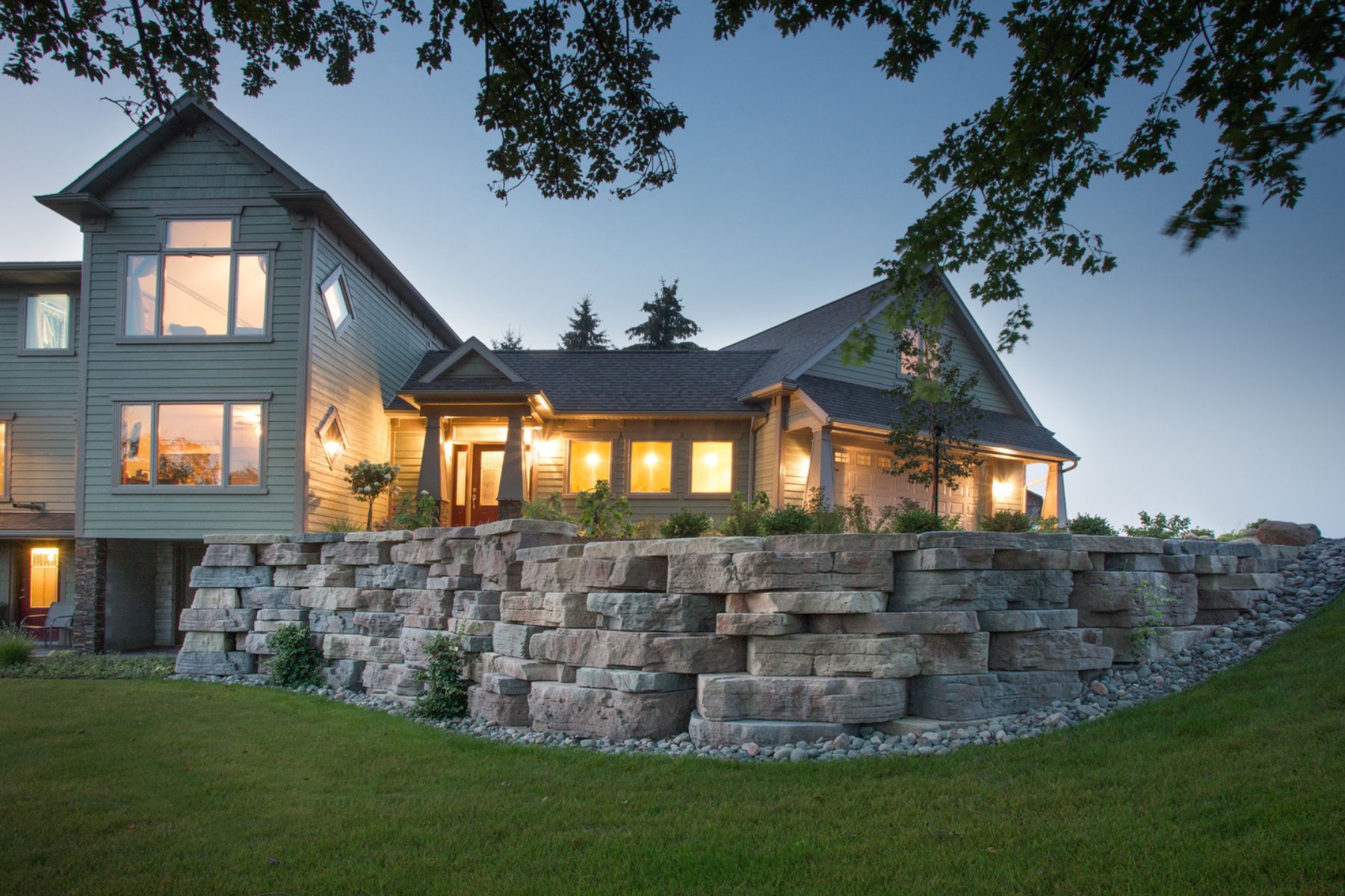 Outcropping Retaining Wall: Beautiful and Strong