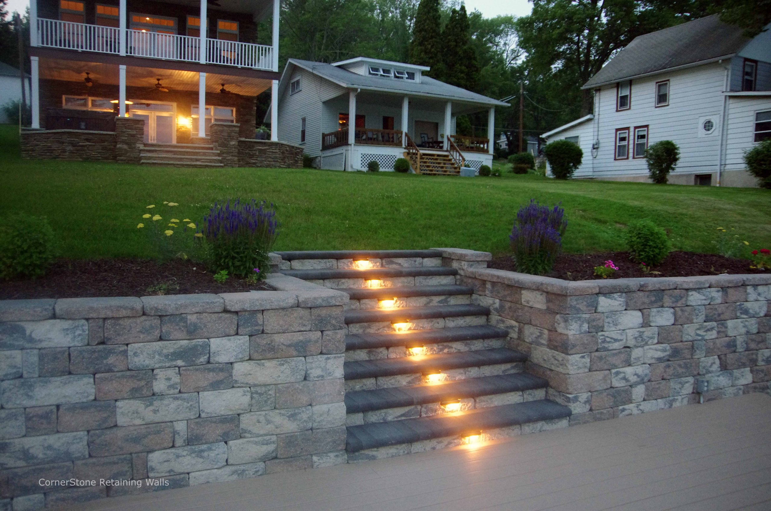 Backyard-Retaining-Wall-Stair-Lights-scaled